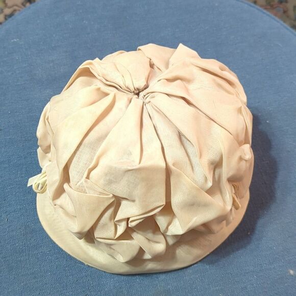 Dusty pink champagne Beige 50s gathered ruffly hat Wedding Motherofbride pillbox - Picture 7 of 7